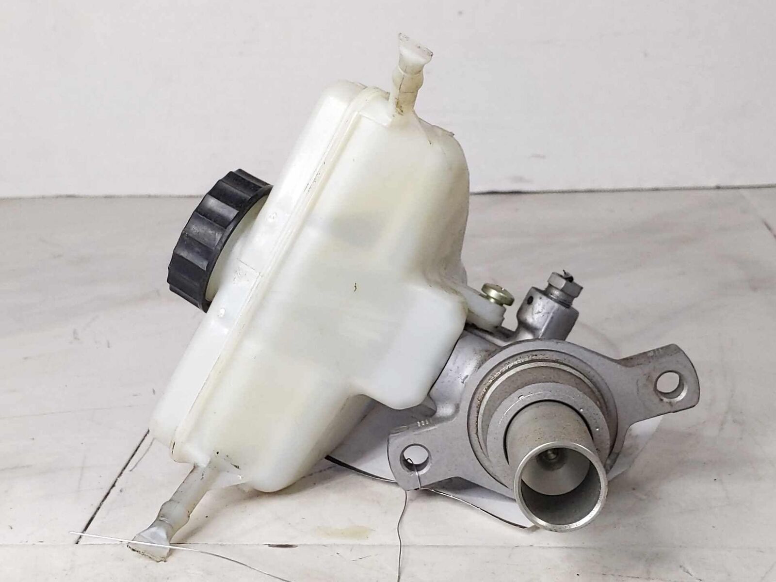 Brake Master Cylinder w Reservoir Tank OEM MERCEDES C-CLASS Sedan 15 16 17 18