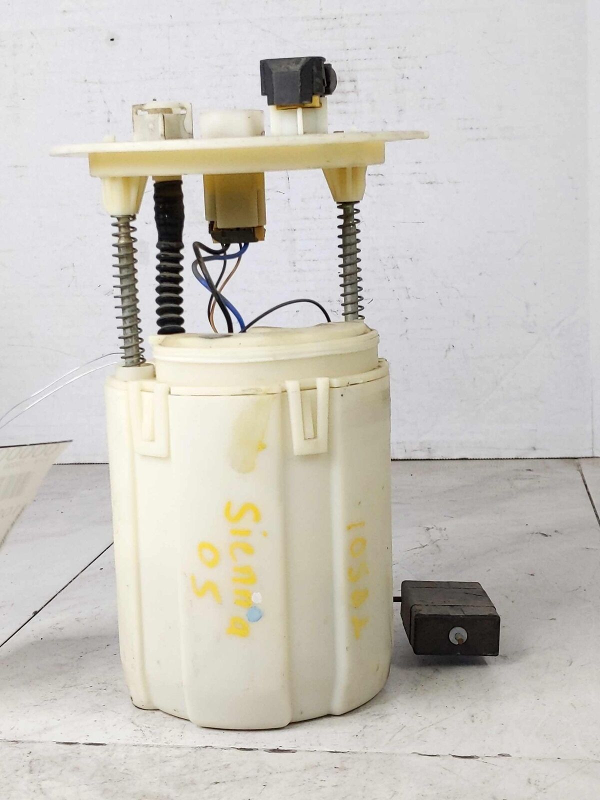 Fuel Pump Assembly Used OEM TOYOTA SIENNA 3.3L 03 04 05 06