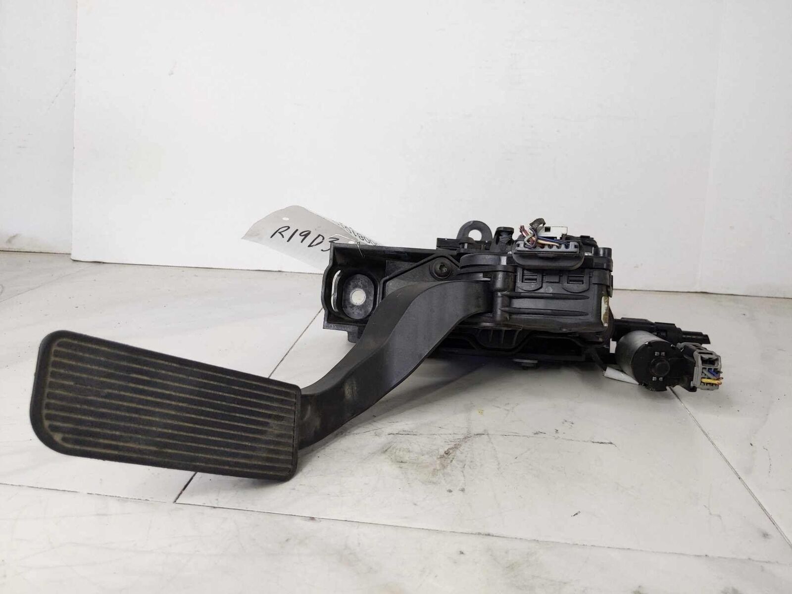 Accelerator Gas Pedal OEM GMC YUKON 5.3L 2015