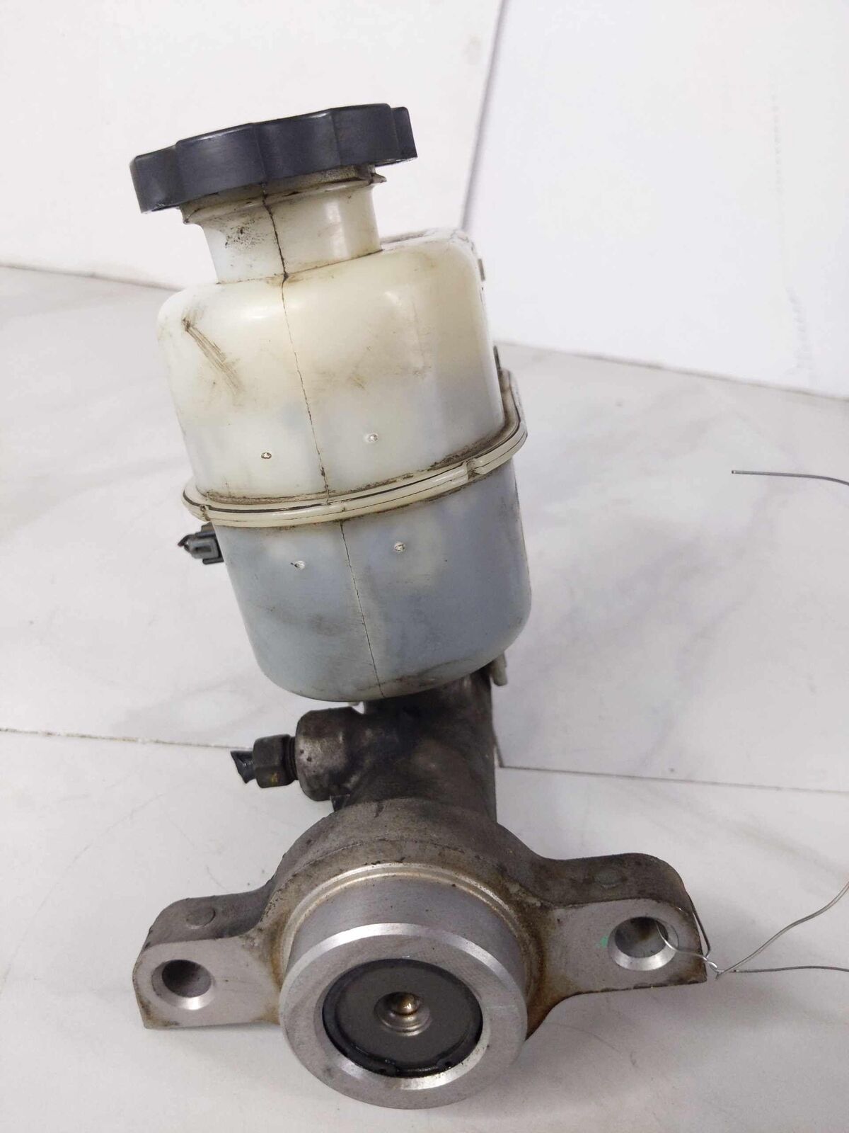 Brake Master Cylinder with Reservoir Tank OEM GMC YUKON XL 1500 5.3L 07 08